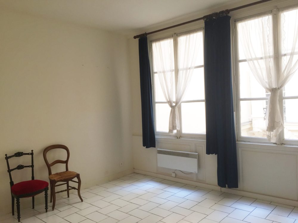 pièce avec 2 fenetres