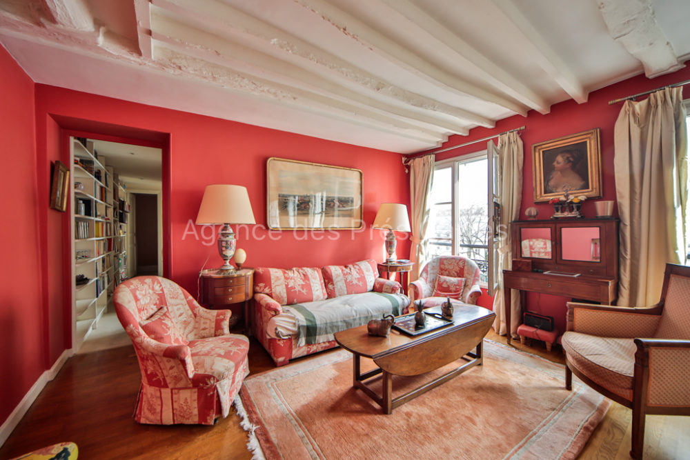 vue salon et couloir