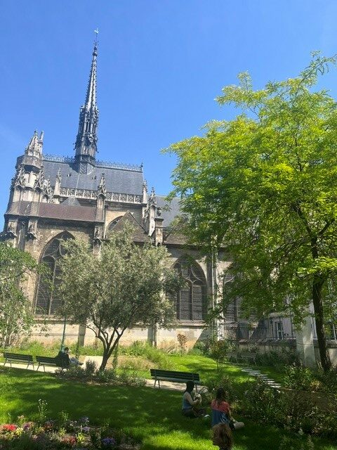 eglise jardin ciel bleu